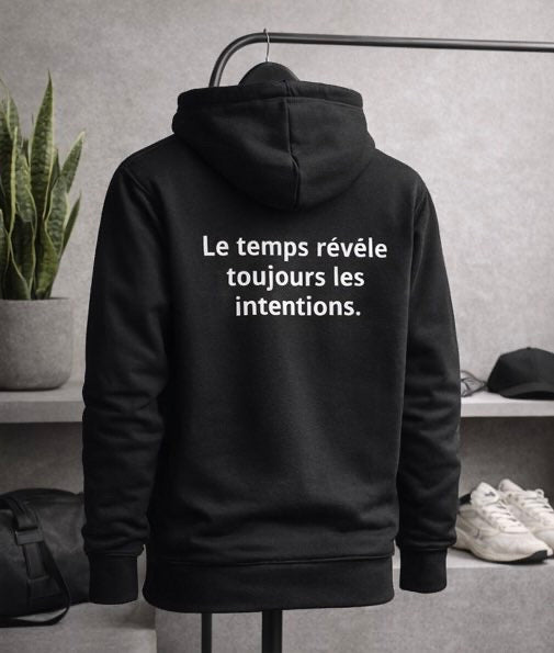 Hoodie “LE TEMPS RÉVÈLE” – Black Edition