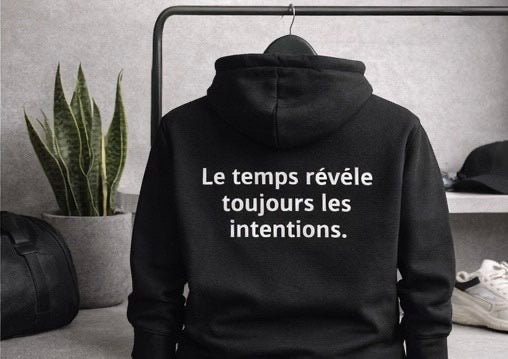 Hoodie “LE TEMPS RÉVÈLE” – Black Edition